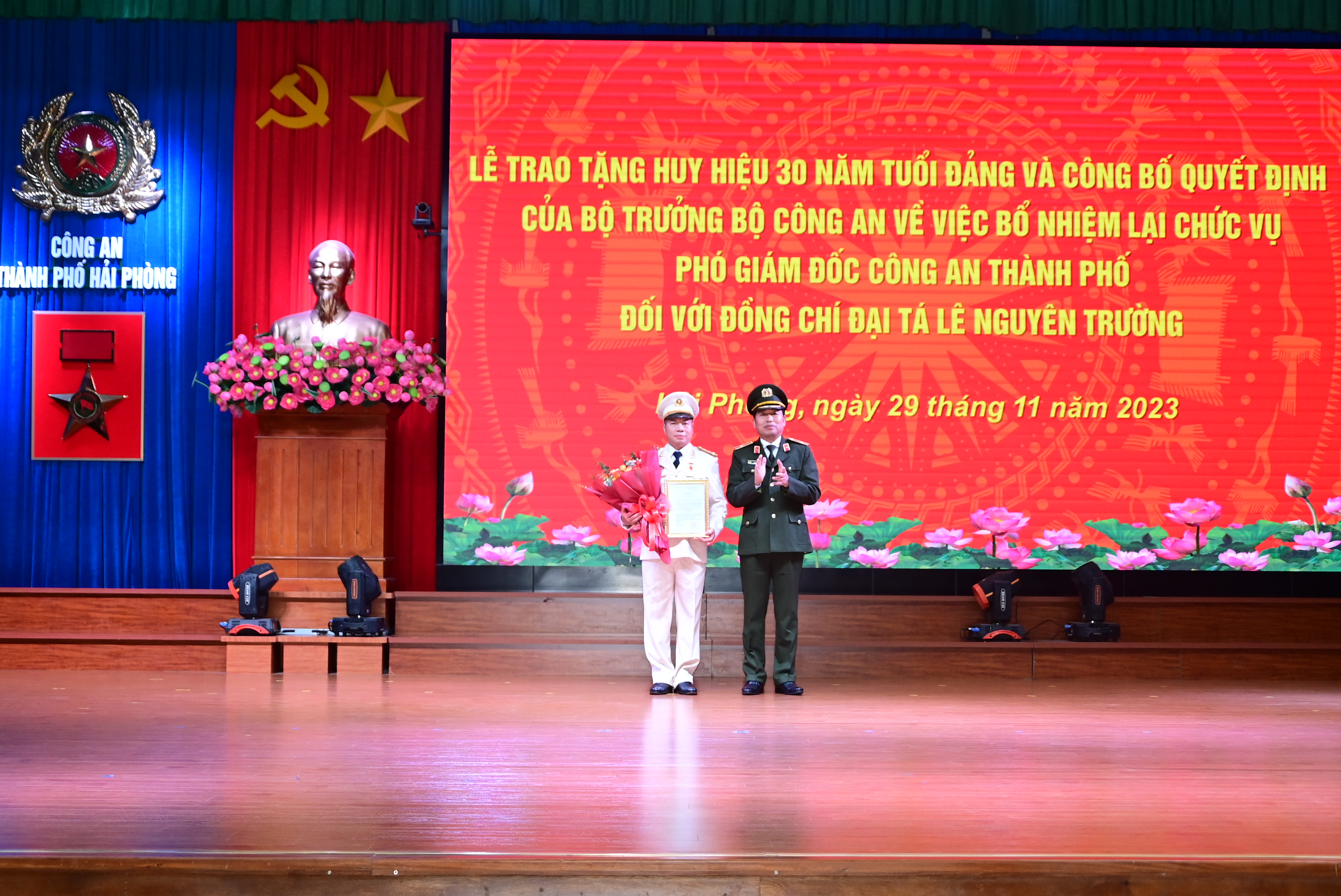 Đảng ủy Công an thành phố Công bố quyết định của Bộ trưởng Bộ Công an và Trao Huy hiệu 30 năm tuổi Đảng